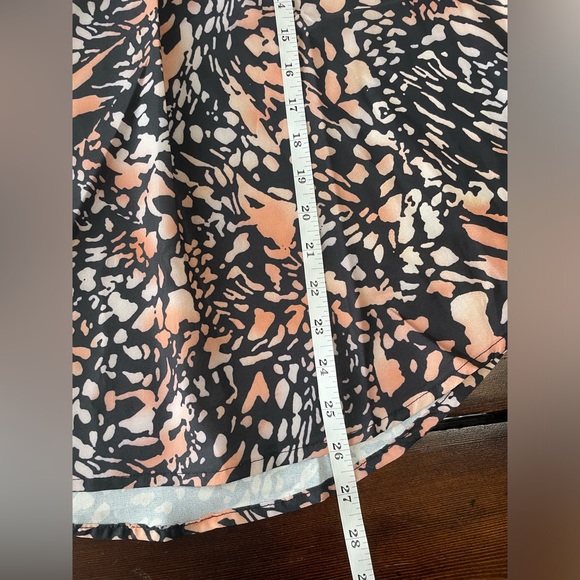 *SALE* NWOT Women’s size M v-neck blouse - Picture 12 of 12